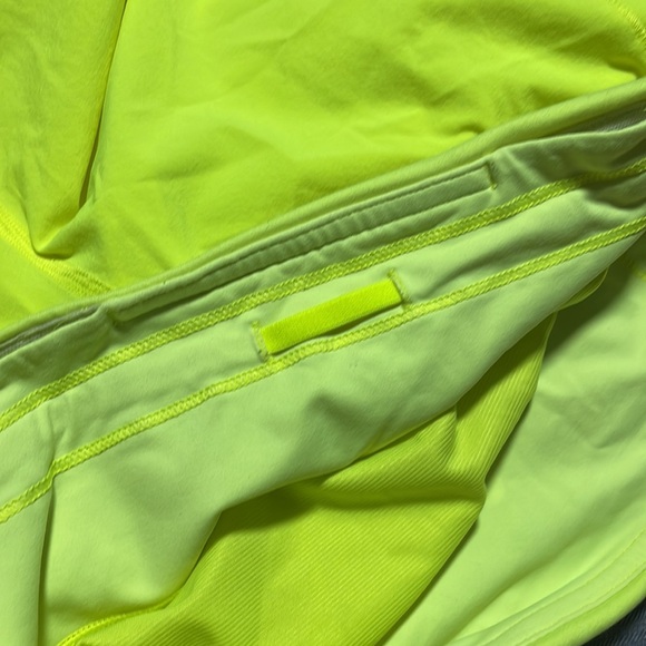 Lululemon Speed Up Mid-Rise Short 4"
Highlight Yellow size 4 - Picture 6 of 6